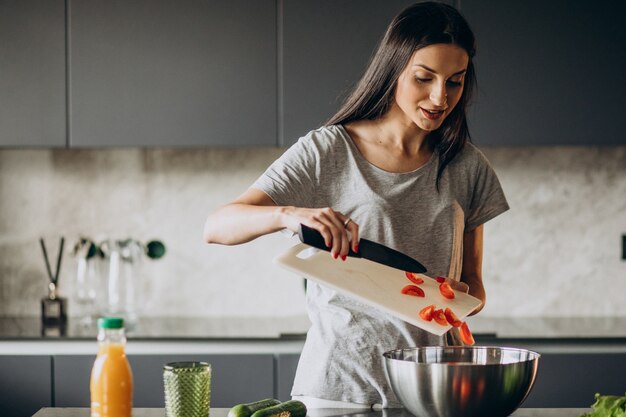 Frau, die Mittagessen zu Hause kocht