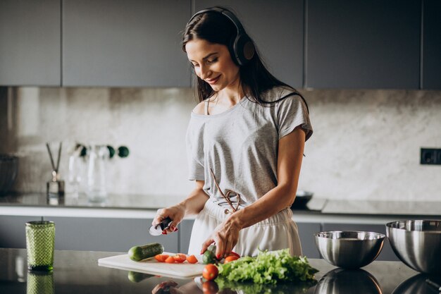 Frau, die Mittagessen zu Hause kocht