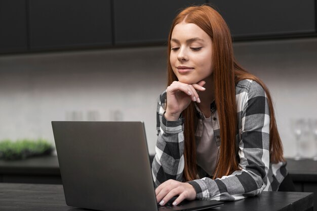 Frau, die mittleren Schuss des Laptops überprüft