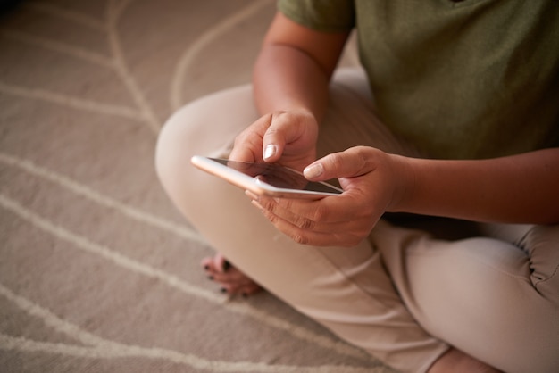 Frau, die modernes Smartphone verwendet