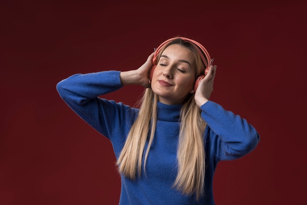 Kostenloses Foto frau, die musik auf kopfhörern hört