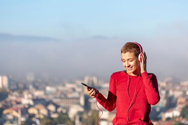 Frau, die Musik hört