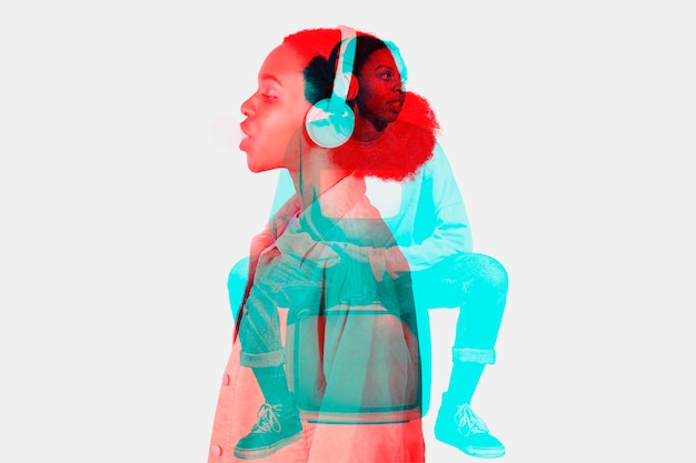 Frau, die Musik im doppelten Farbbelichtungseffekt hört