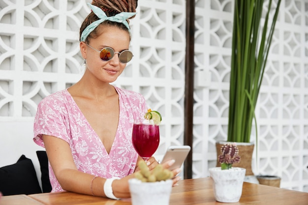 Kostenloses Foto frau, die nachtisch und getränk im café genießt