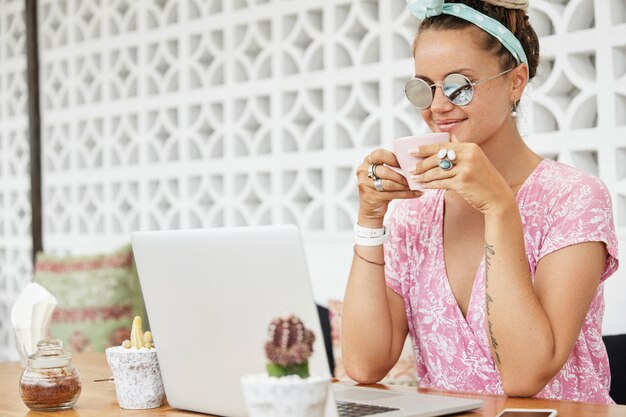 Frau, die Nachtisch und Getränk im Café genießt