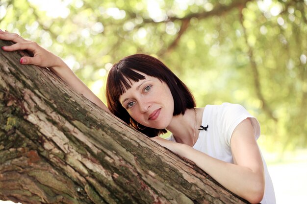 Frau, die nahe einem Baum hängt