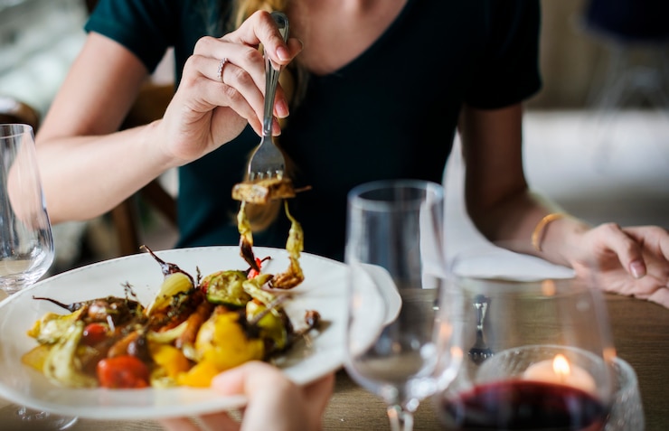 Kostenlose Foto frau, die nahrung auf hochzeits-abendessen erhält