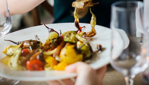 Frau, die Nahrung auf Hochzeits-Abendessen erhält