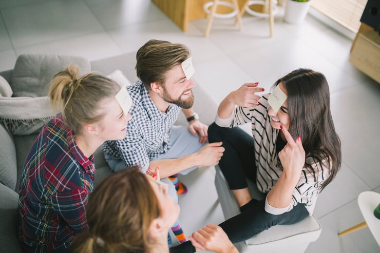 Kostenlose Foto frau, die namen beim spielen mit freunden erraten