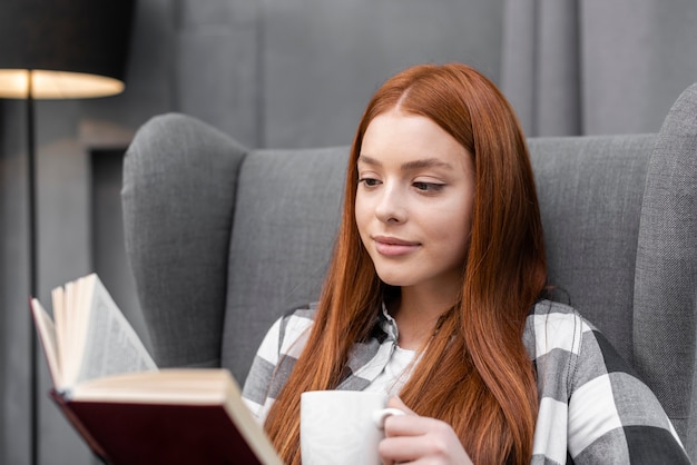 Frau, die oben einen Buchabschluß liest