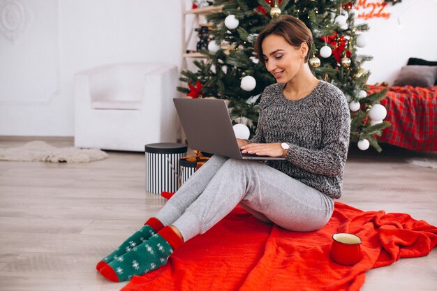 Frau, die online auf Weihnachten kauft