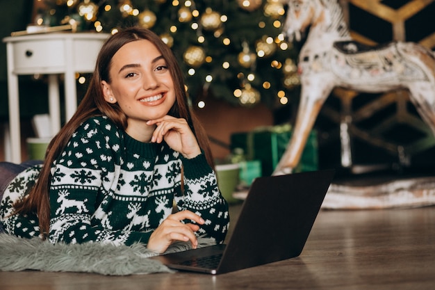 Frau, die online auf Weihnachtsgeschäft kauft