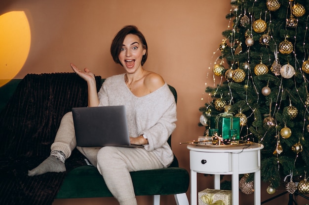 Frau, die online auf Weihnachtsgeschäft kauft