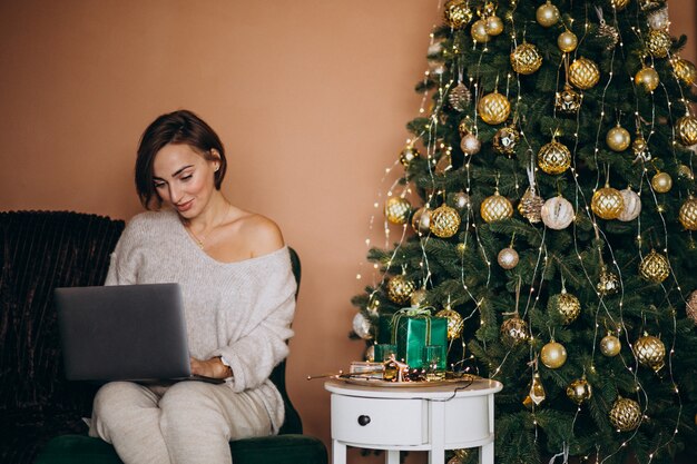 Frau, die online auf Weihnachtsgeschäft kauft