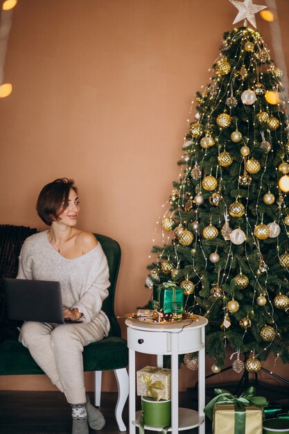 Frau, die online auf Weihnachtsgeschäft kauft