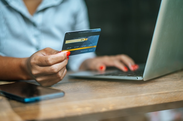 Frau, die online mit einer Kreditkarte zahlt