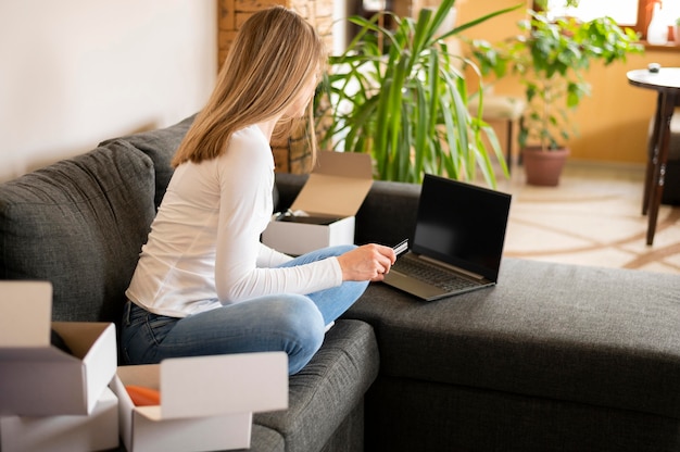 Frau, die online von zu Hause aus einkauft