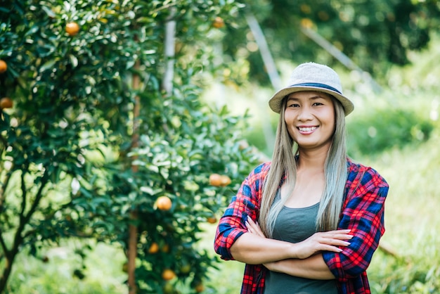 Frau, die Orangenplantage hat