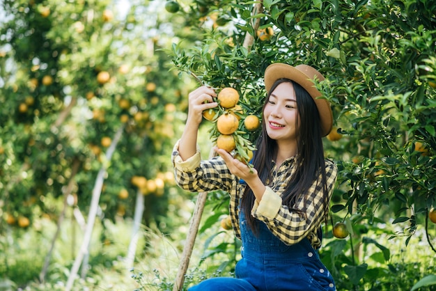 Frau, die Orangenplantage hat