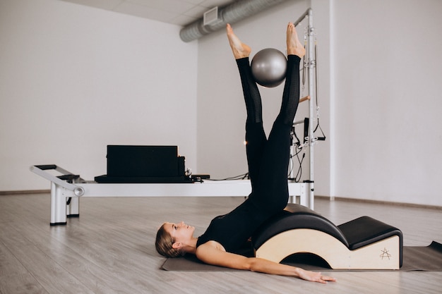 Frau, die pilates mit einer Kugel tut