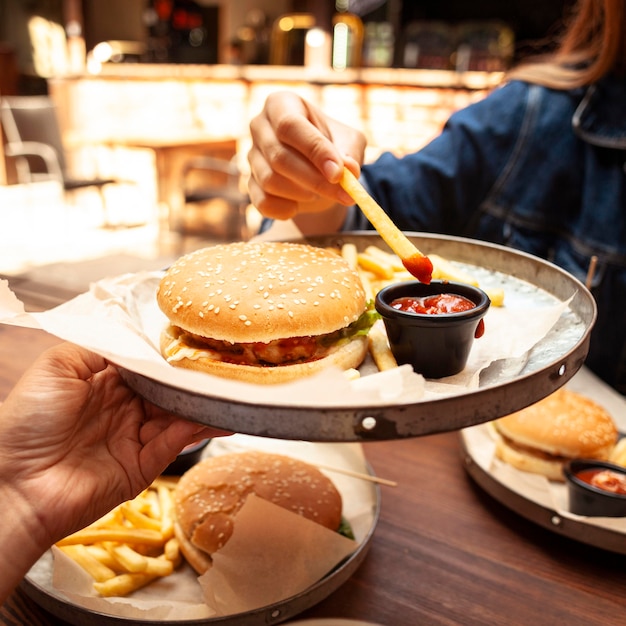 Frau, die Pommes Frites mit Ketchup isst