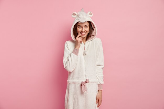 Frau, die Pyjamas mit Hasenohren trägt