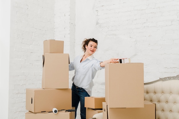 Frau, die Sachen für Verlagerung verpackt