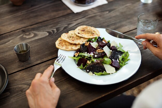 Frau, die Salatmahlzeit im Restaurant isst