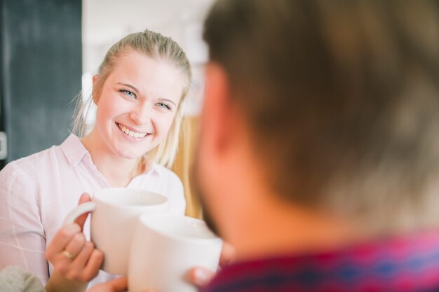 Frau, die Schale hält und Freund betrachtet