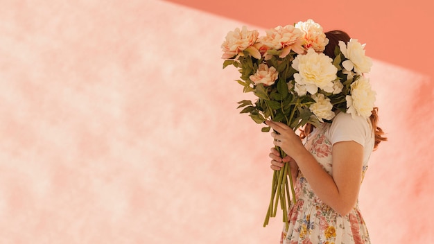 Frau, die schöne Blumen hält