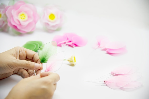 Frau, die schöne Nylonblume macht