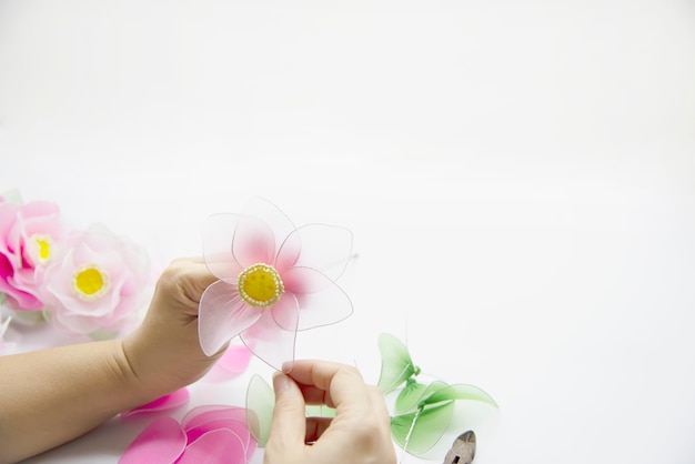 Frau, die schöne Nylonblume macht