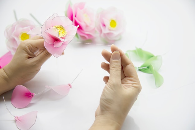 Frau, die schöne Nylonblume macht