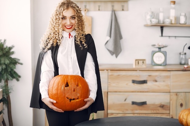 Frau, die schwarzes Kostüm trägt. Dame mit Halloween Make-up.