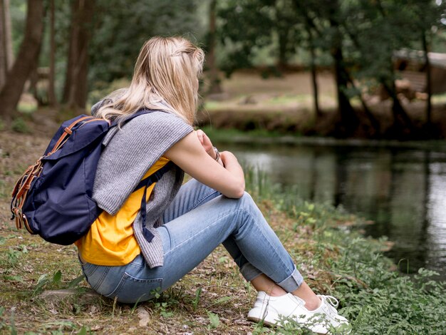 Frau, die Seeblick genießt