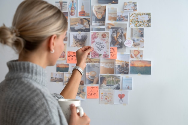 Kostenloses Foto frau, die seitenansicht des fotos hält