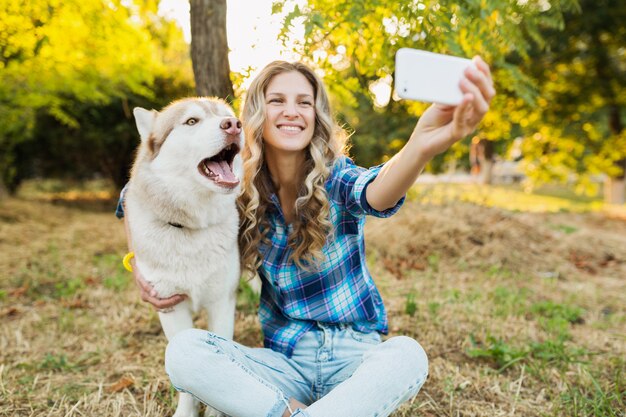 Frau, die selfie Foto mit Hund nimmt