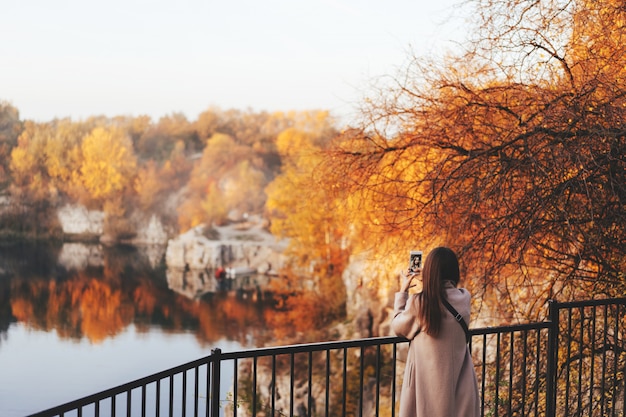 Frau, die selfie im Herbstpark macht