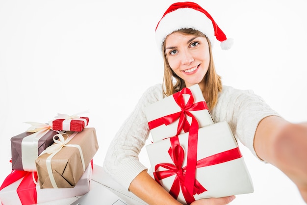 Kostenloses Foto frau, die selfie mit geschenkboxen nimmt