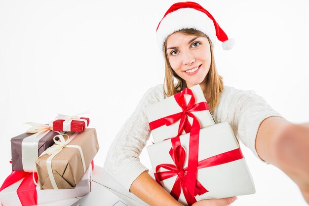 Frau, die selfie mit Geschenkboxen nimmt