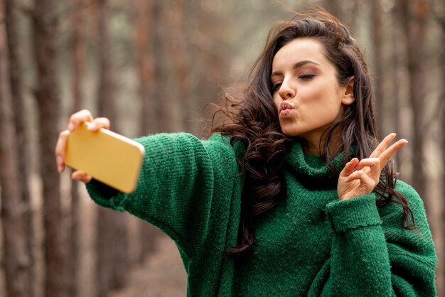 Frau, die selfie nimmt