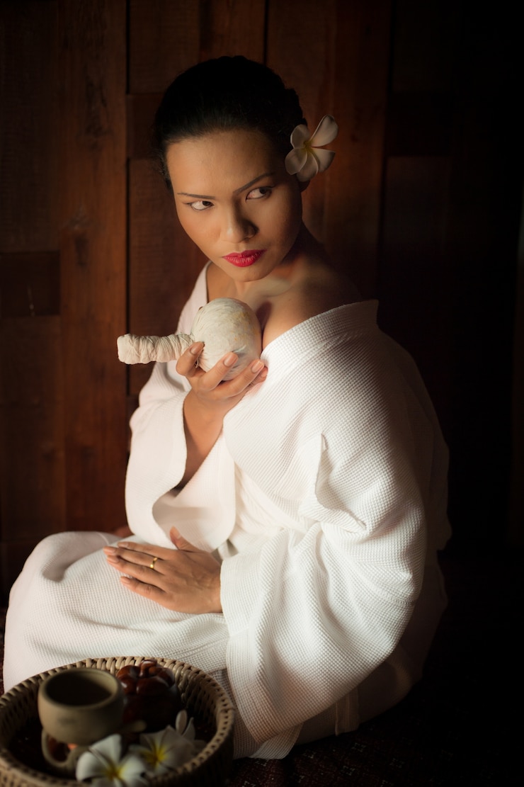 Kostenlose Foto frau, die sich bei einer massage