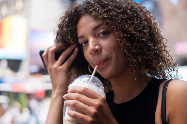 Kostenloses Foto frau, die sich beim food festival amüsiert