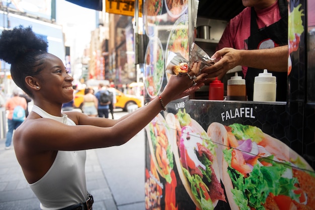 Kostenloses Foto frau, die sich beim food festival amüsiert