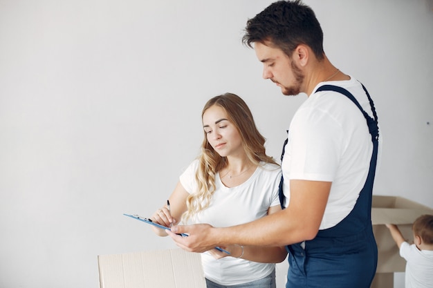 Frau, die sich bewegt und ein Papier unterschreibt