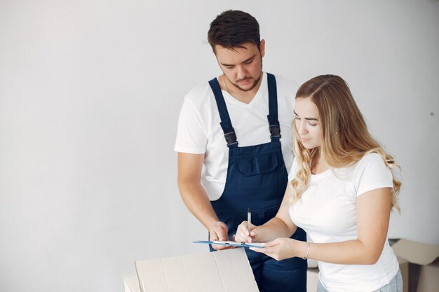 Frau, die sich bewegt und ein Papier unterschreibt