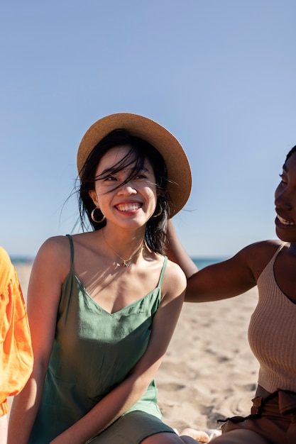 Frau, die sich mit Freunden am Meer amüsiert