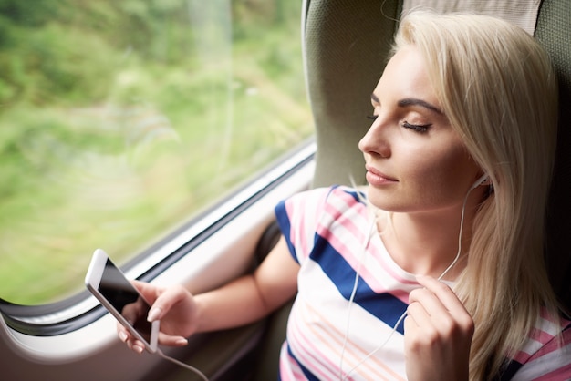 Kostenloses Foto frau, die sich mit guter musik entspannt