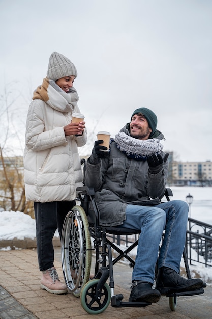 Frau, die sich mit ihrem behinderten Freund amüsiert