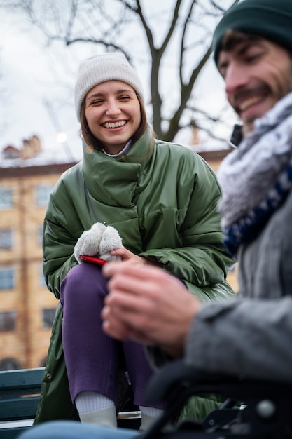 Kostenloses Foto frau, die sich mit ihrem behinderten freund amüsiert